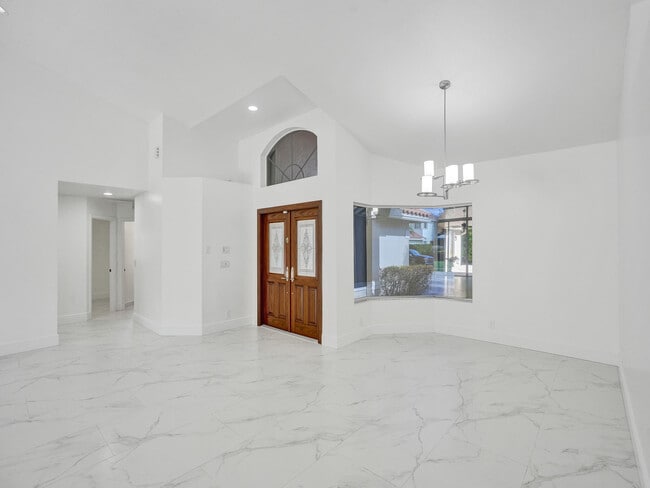 Building Photo - 762 Crescent Way