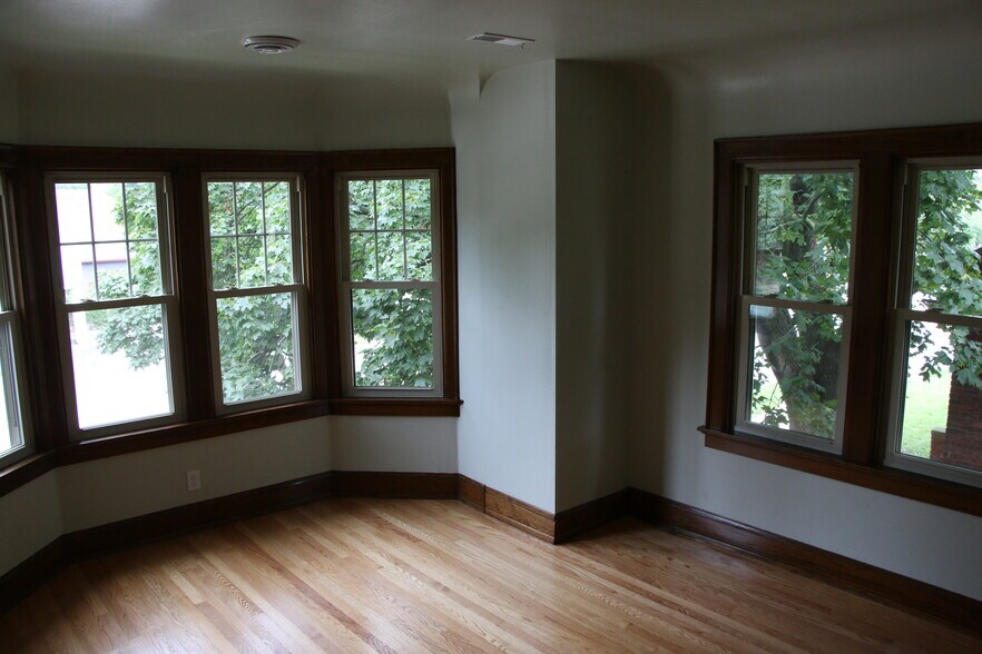 Building Photo - 6615 W Bluemound Rd