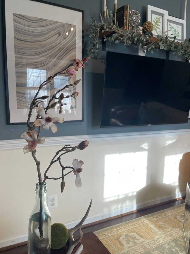 Building Photo - Beautifully Maintained Townhome in Downtow...