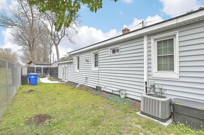 Building Photo - Renovated Home in the Heart of West Ashley!