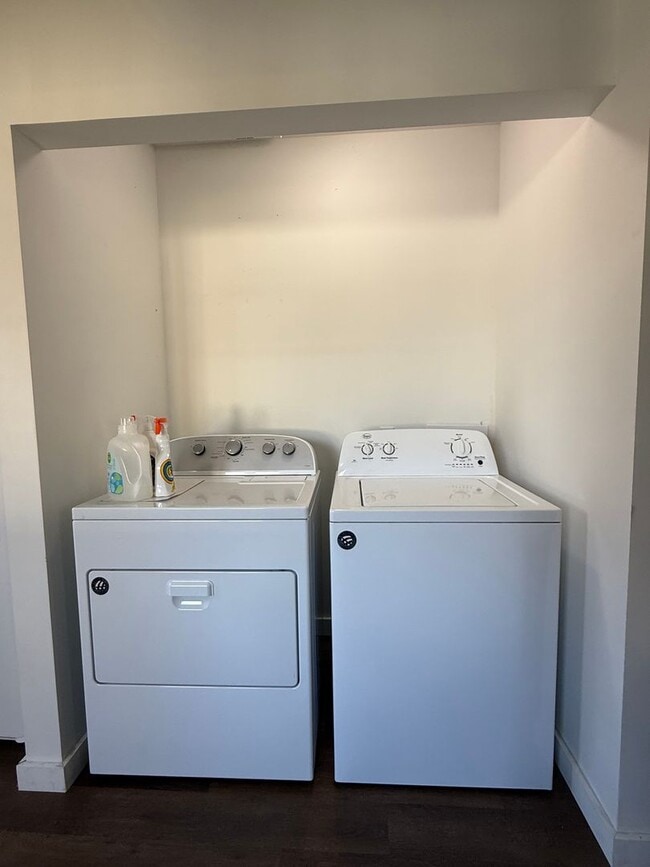 Building Photo - 2 BDRM, 10 MONTH LEASE AVAIL AUGUST-MAY (2...