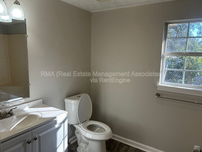 Building Photo - 214 W Central Ave