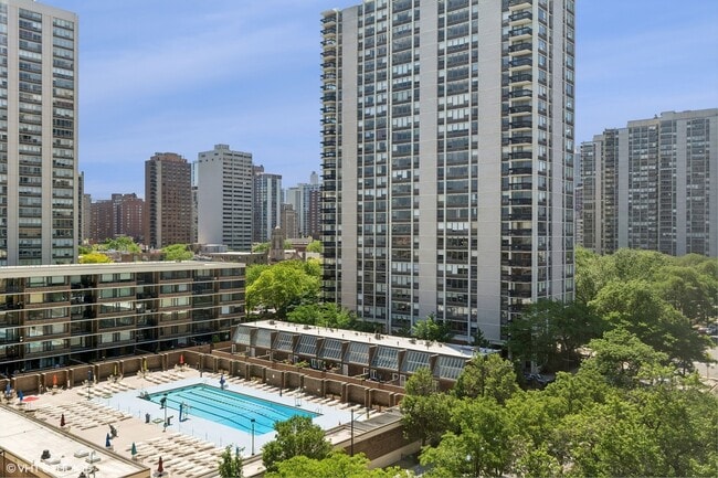 Building Photo - 1540 N La Salle Dr