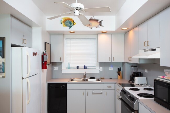 Building Photo - 1 Bedroom 1 Bathroom Furnished Beach Front Condo