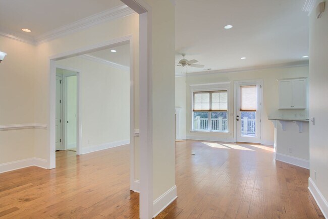 Building Photo - Fresh Paint, New Carpet & Custom Finishes in North Shore Country Club