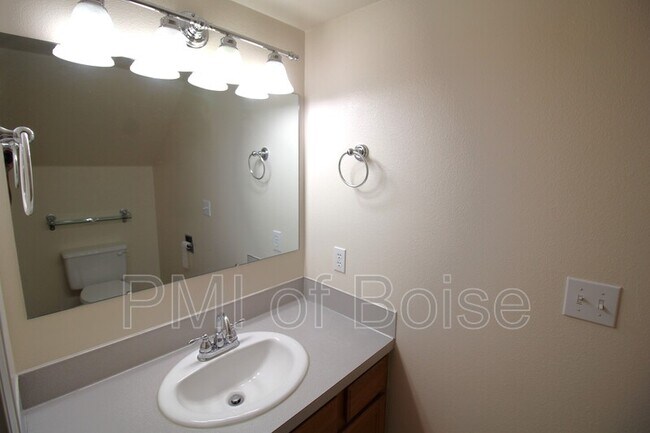 Building Photo - 633 W Idaho Ave