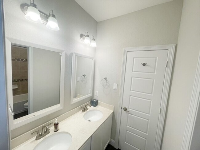 Building Photo - This stunning, 4BED/2BATH, well maintained...