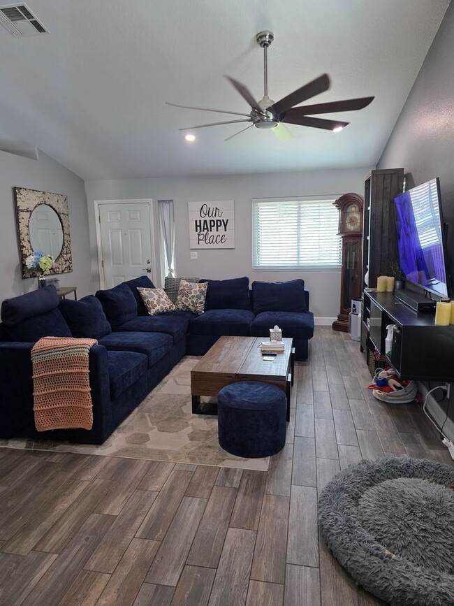 Building Photo - This Home Is Loaded!