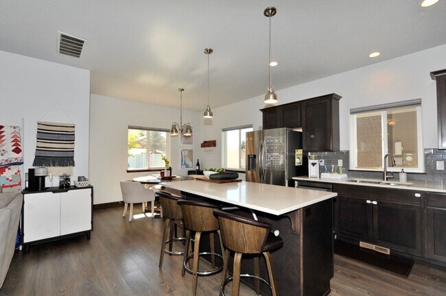 Building Photo - Canfield Mountain 3 bed 2.5 bath with loft...