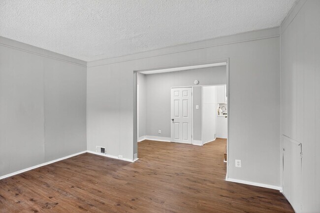 Building Photo - Narcissus