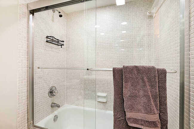 Building Photo - 575 Oaks Ln