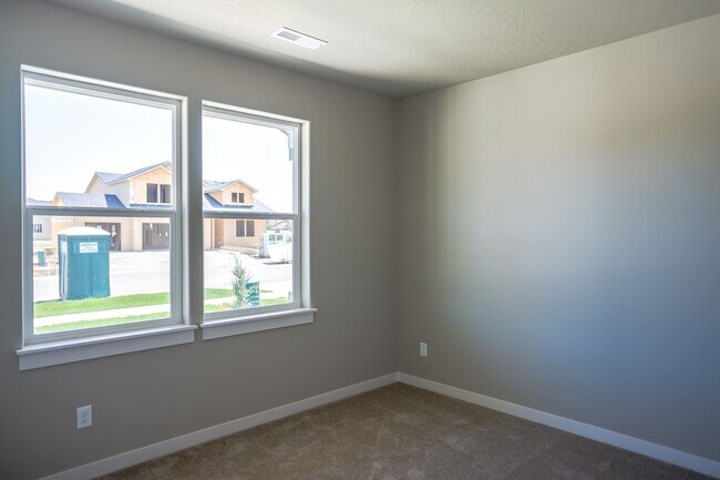 Building Photo - 3 bedroom 2 bath -3 car garage!