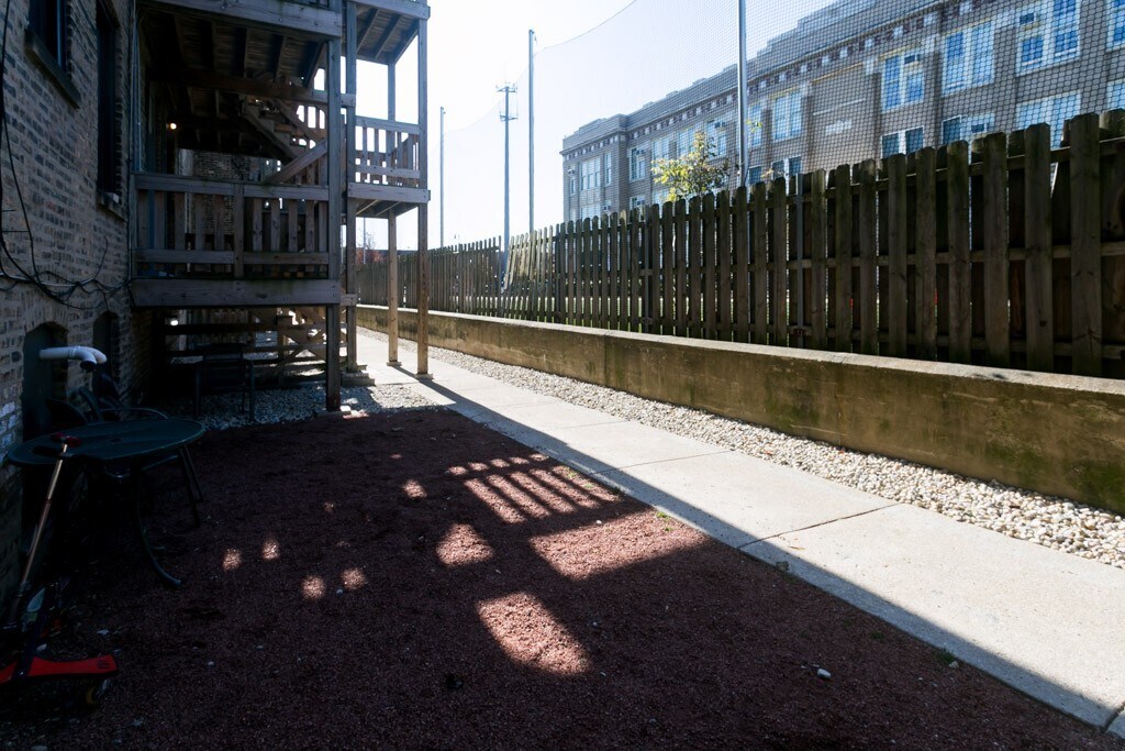 Building Photo - 834 W Waveland Ave