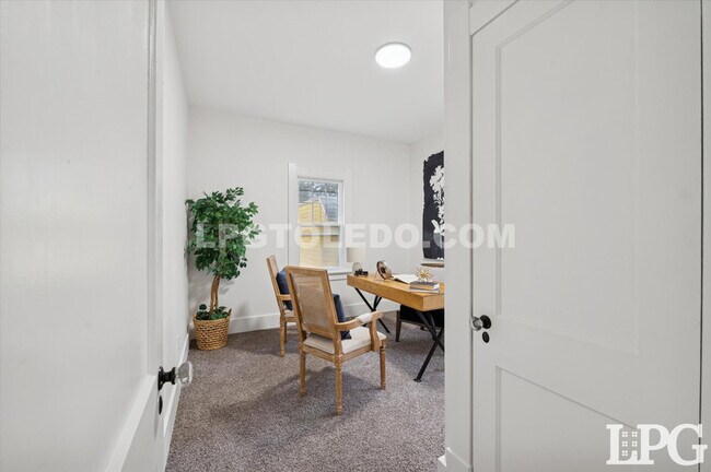 Building Photo - 1044 Hawk St