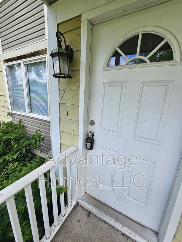 Building Photo - 711 N 70th Terrace