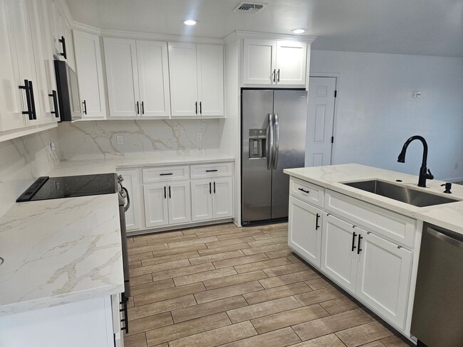 Building Photo - 1st MONTH'S RENT FREE!!! 3 Bedroom Home Located in Bullhead City