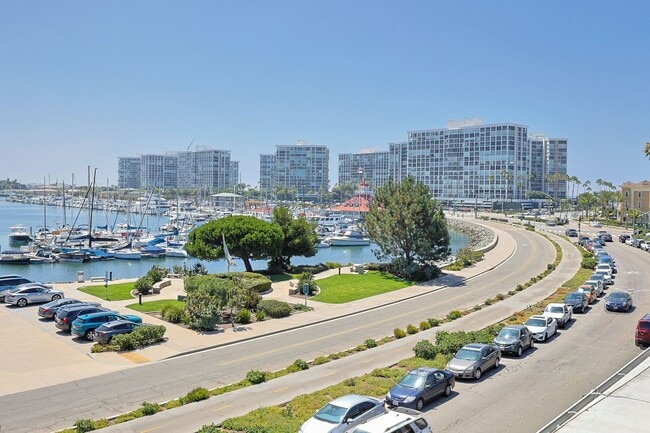 Building Photo - Spectacular 2 Bd/2Ba Glorietta Bay Condo.