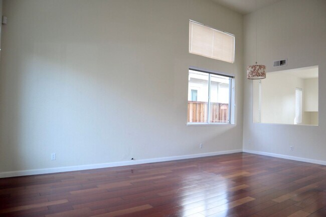 Building Photo - Beautiful 5-Bedroom Home in the Northgate ...