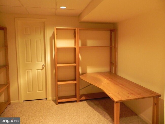 Building Photo - 33 Hampton Ct