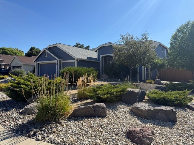 Building Photo - Beautiful 3 Bedrooms, 2 Baths with a 3 Car...