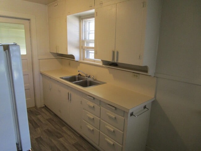 Building Photo - *PRICE REDUCED* 1 Bedroom Duplex Right Nex...