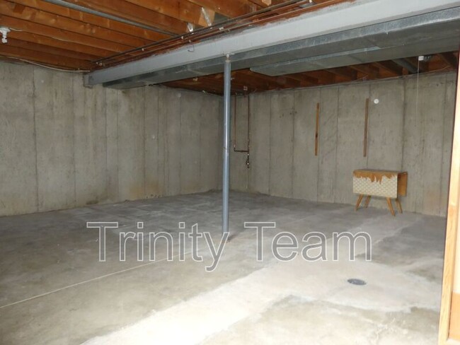 Building Photo - 384 Wellington St