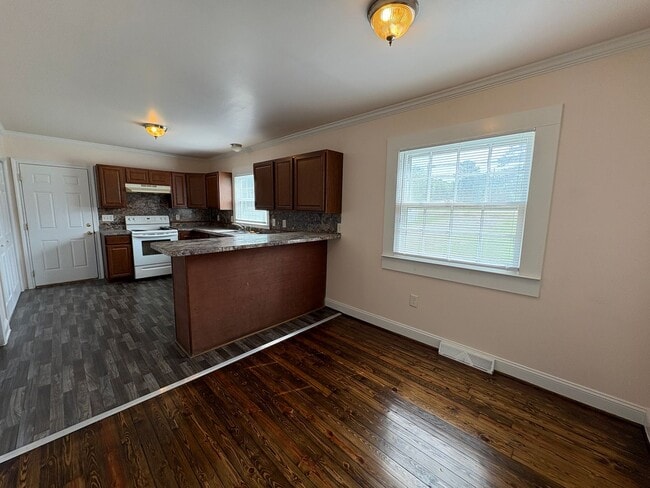 Building Photo - 3 Bedroom Home in Hickory Grove