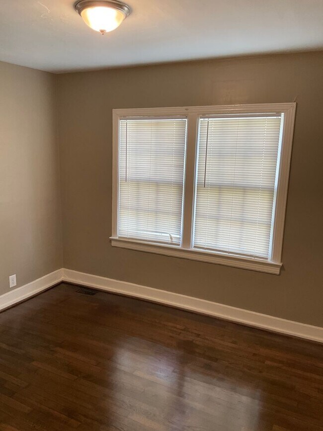 Building Photo - MOVE IN SPECIAL AVAILABLE!!