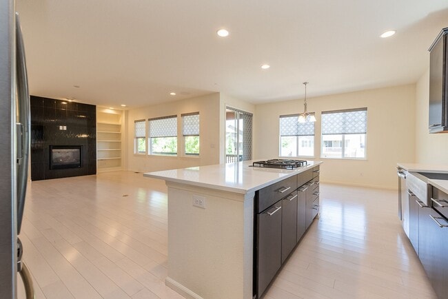 Building Photo - Beautiful 4 Bed, 3.5 bath home in SE Fort Collins