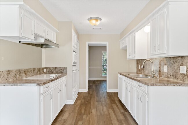 Building Photo - 25814 Leafywood Dr