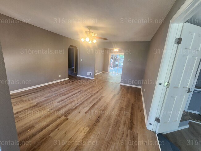 Building Photo - $1,050 - 3 bedroom / 1 bathroom - Single Family Home