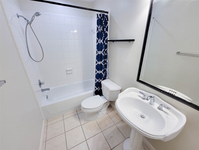 Building Photo - 3010 La Branch St