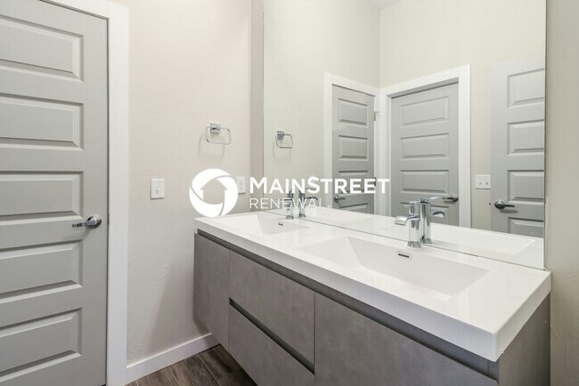Building Photo - 3 Bedroom Pet-Friendly Home in Oklahoma City, OK with Main Street Renewal