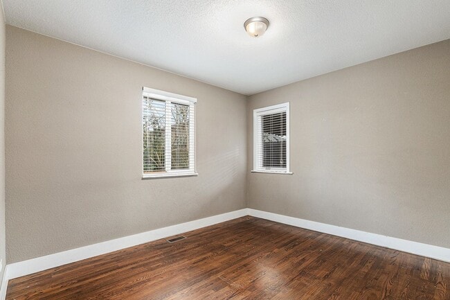 Building Photo - Spacious 3 bed 2 bath home in Denver