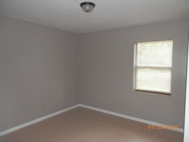 Building Photo - 114 Pointe S Dr