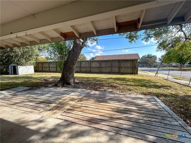 Building Photo - 4902 Dahlia Ln