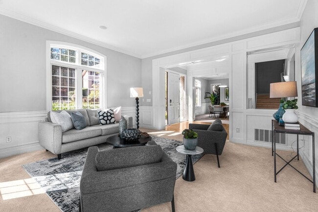 Building Photo - Luxury 4 bed 4 bath home in Lakemont, Bellevue