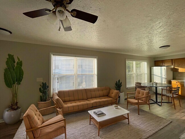 Primary Photo - 1104 Mazatlan Cir