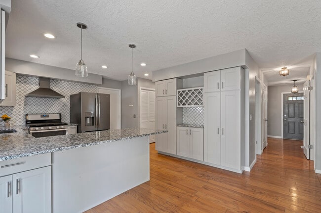 Building Photo - 4690 Lindbergh Dr