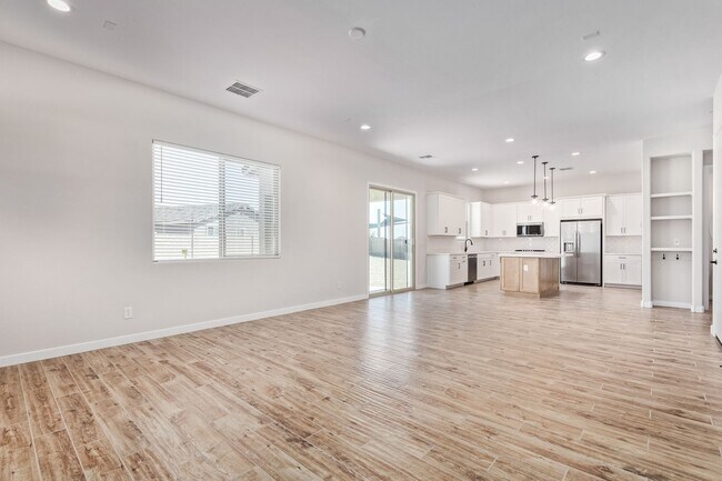 Building Photo - 4 Bedroom - Ready for you to Call It Home!!