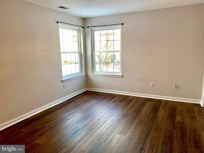 Building Photo - 102 Three Coin Way