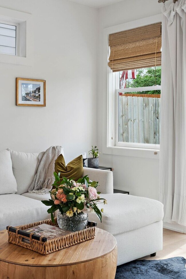 Building Photo - Stylish East Nashville Home with Open Layo...