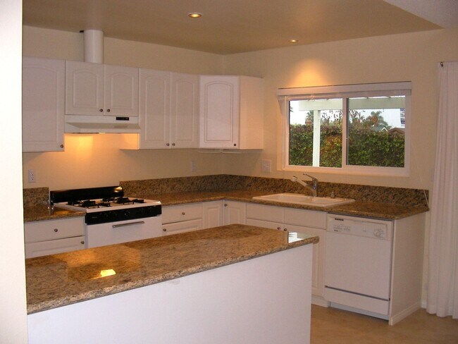 Building Photo - Remodeled Single Story House, Available 8/15/26
