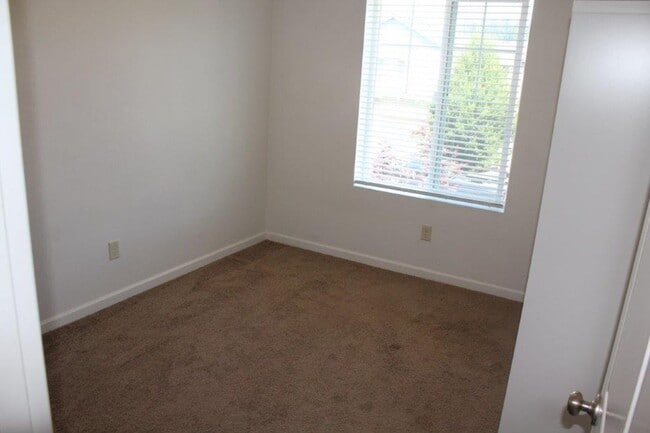 Building Photo - Beautiful 3 Bed/ 2.5 Bath Townhome w/ Gas ...