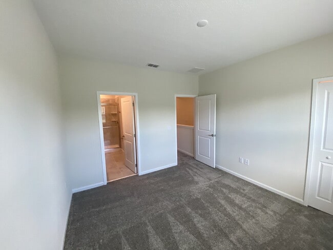 Building Photo - "Charming 3-Bedroom Oasis with 2.5 Baths i...