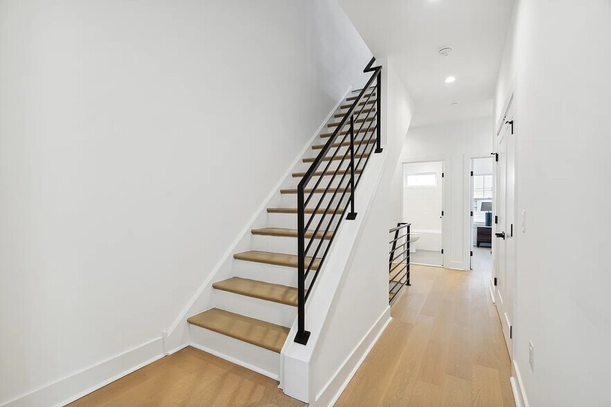 Building Photo - 3613 Golfview Ln
