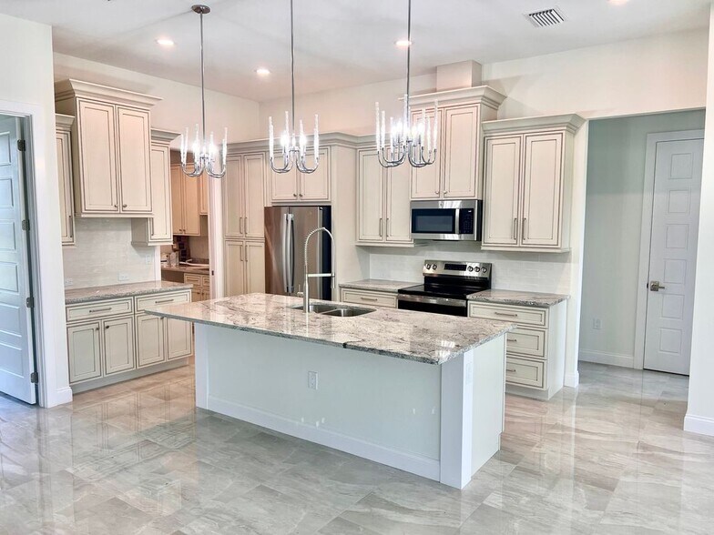 Building Photo - 55 Rotonda Cir