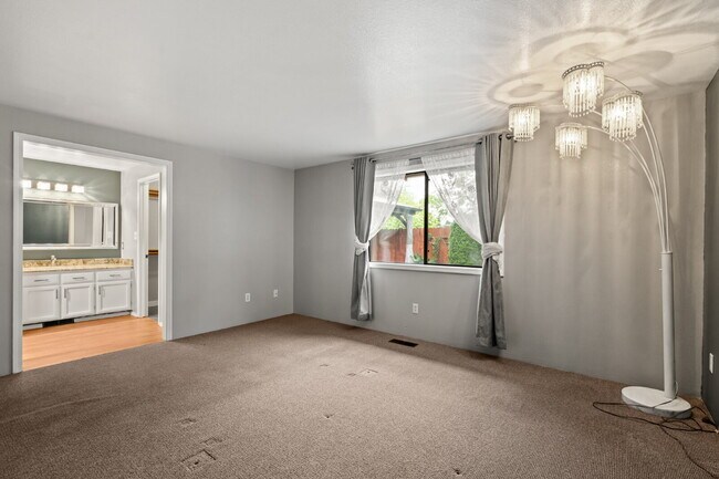 Building Photo - 2360 Temple Dr