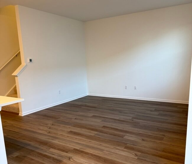 Building Photo - 324 Kingsport Dr