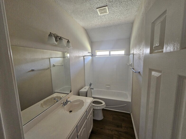 Building Photo - 3703 Blossom Dr